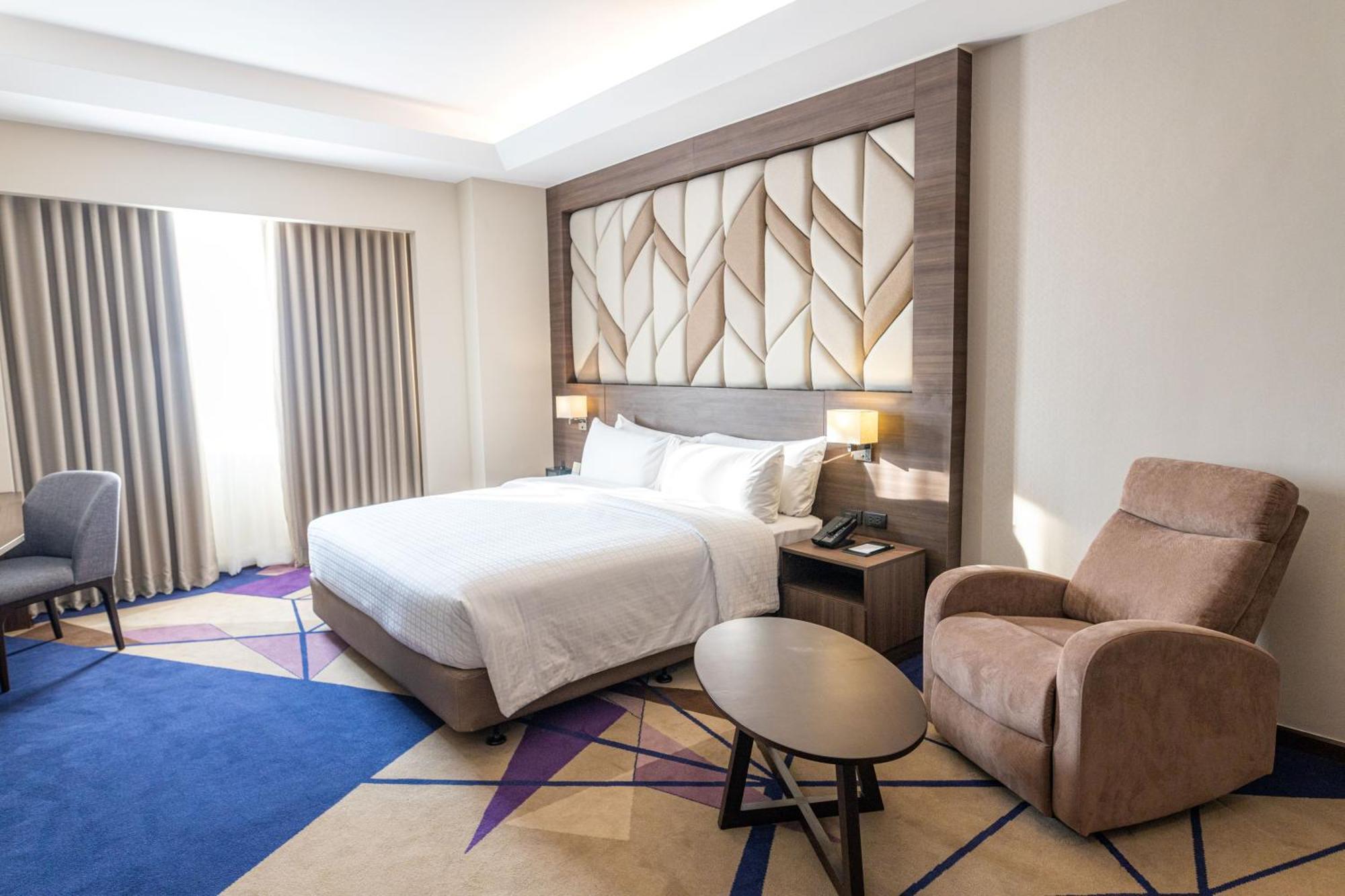 Luxent Hotel Кесон-Сіті Екстер'єр фото