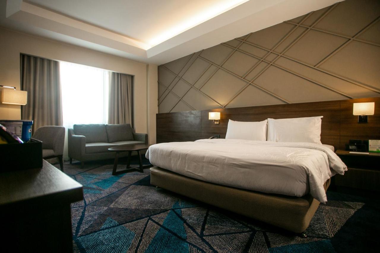 Luxent Hotel Кесон-Сіті Екстер'єр фото